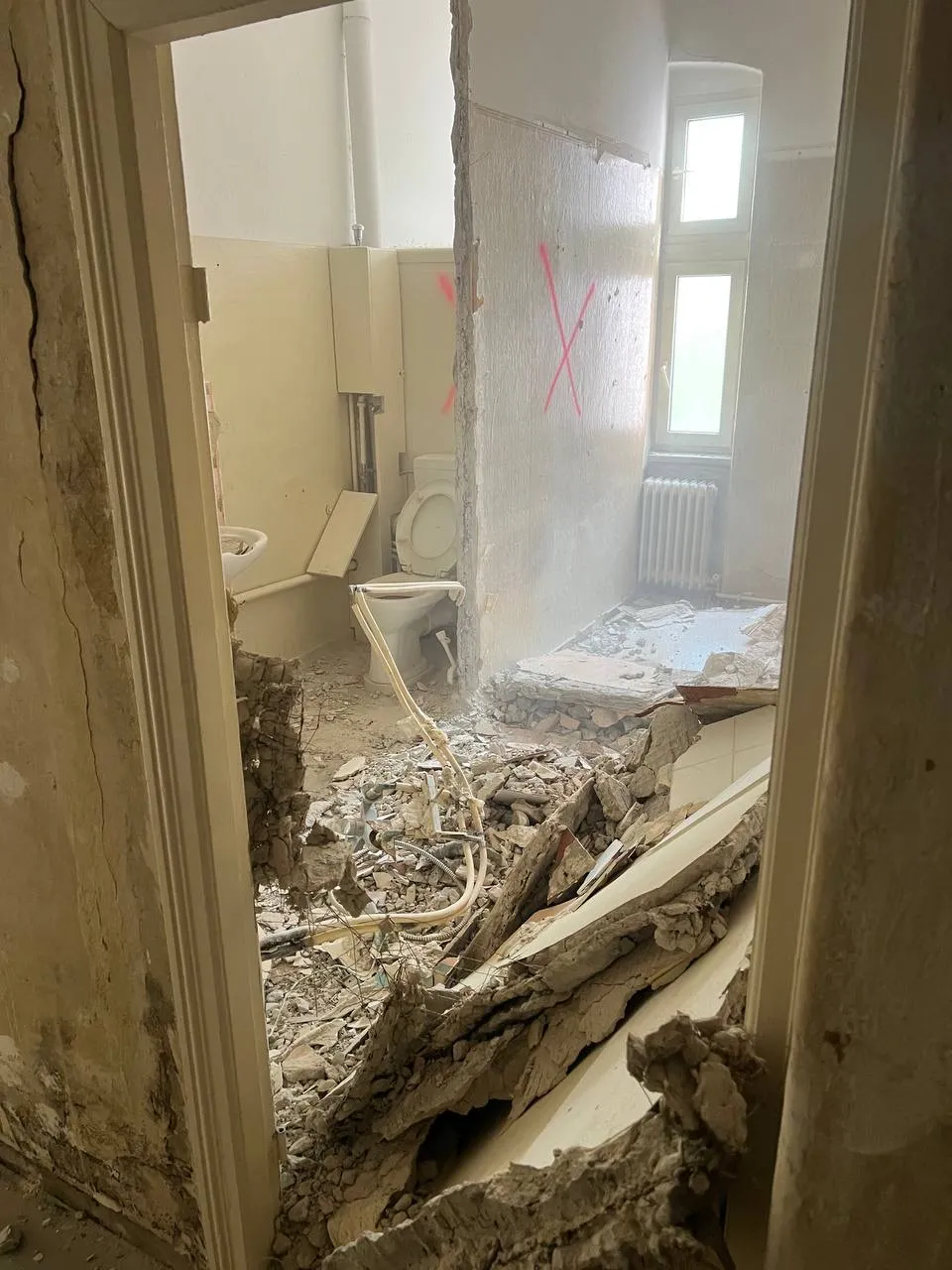 Altes Bad demontiert — die Fläche ist bereit für den Neuaufbau.