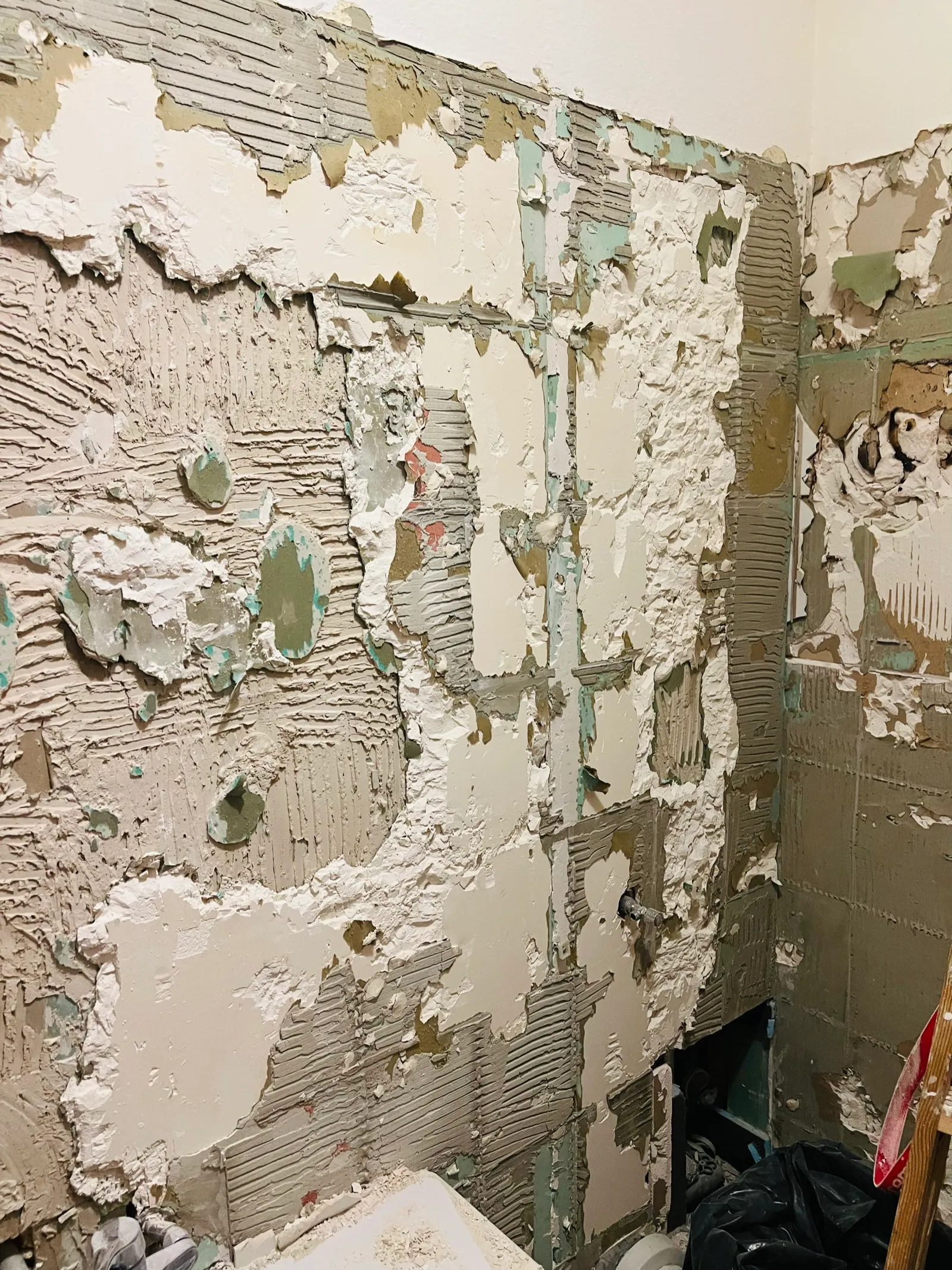 Fliesen und Kleber entfernt — die Wand ist bereit zum Verputzen.