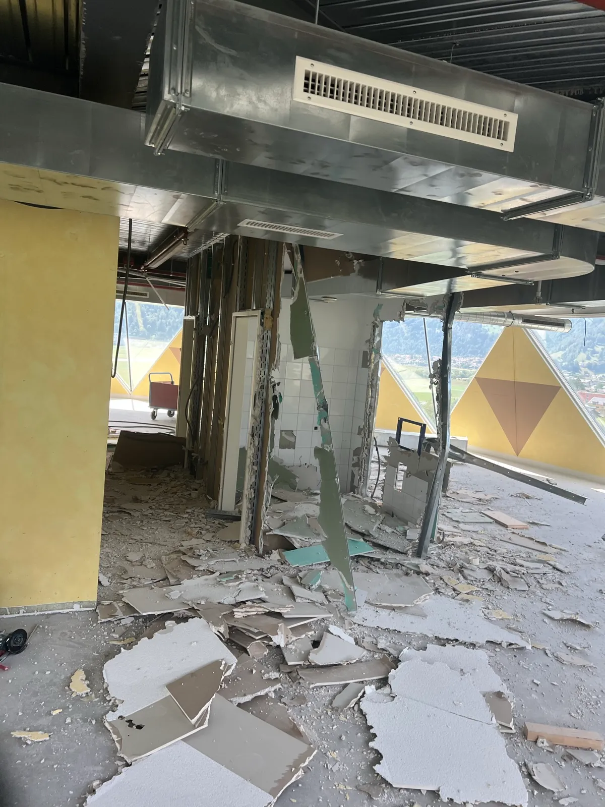 Fliesen und alte Wandbereiche werden zurückgebaut.