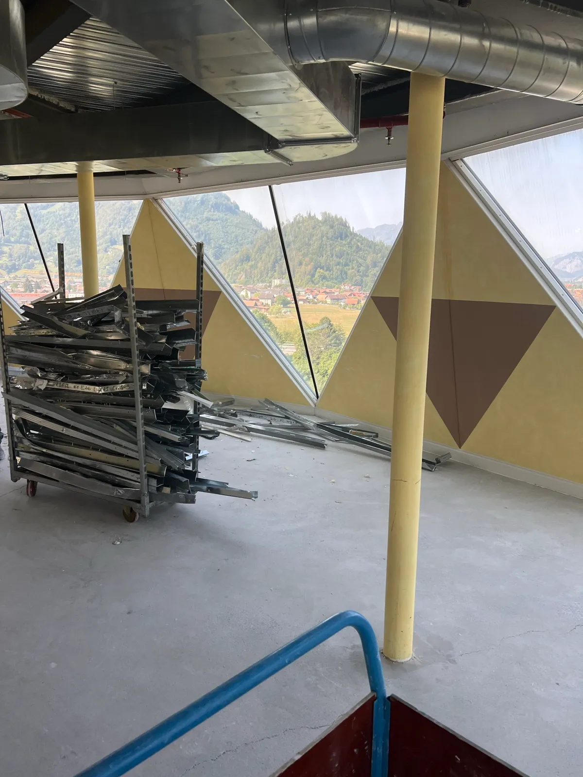 Metallprofile getrennt gesammelt — bereit zum Abtransport.
