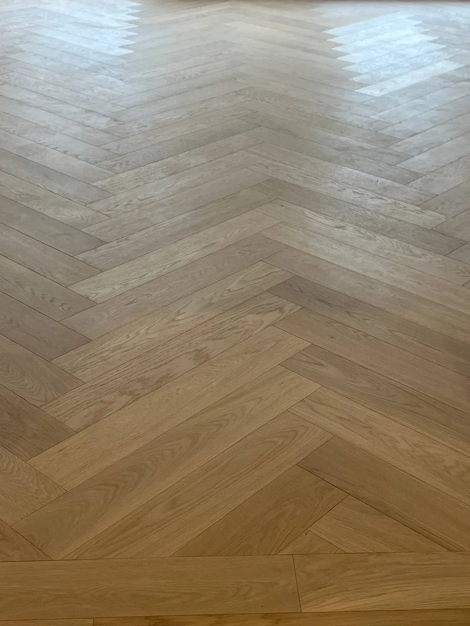 Fischgrät-Parkett, fertig verlegt.