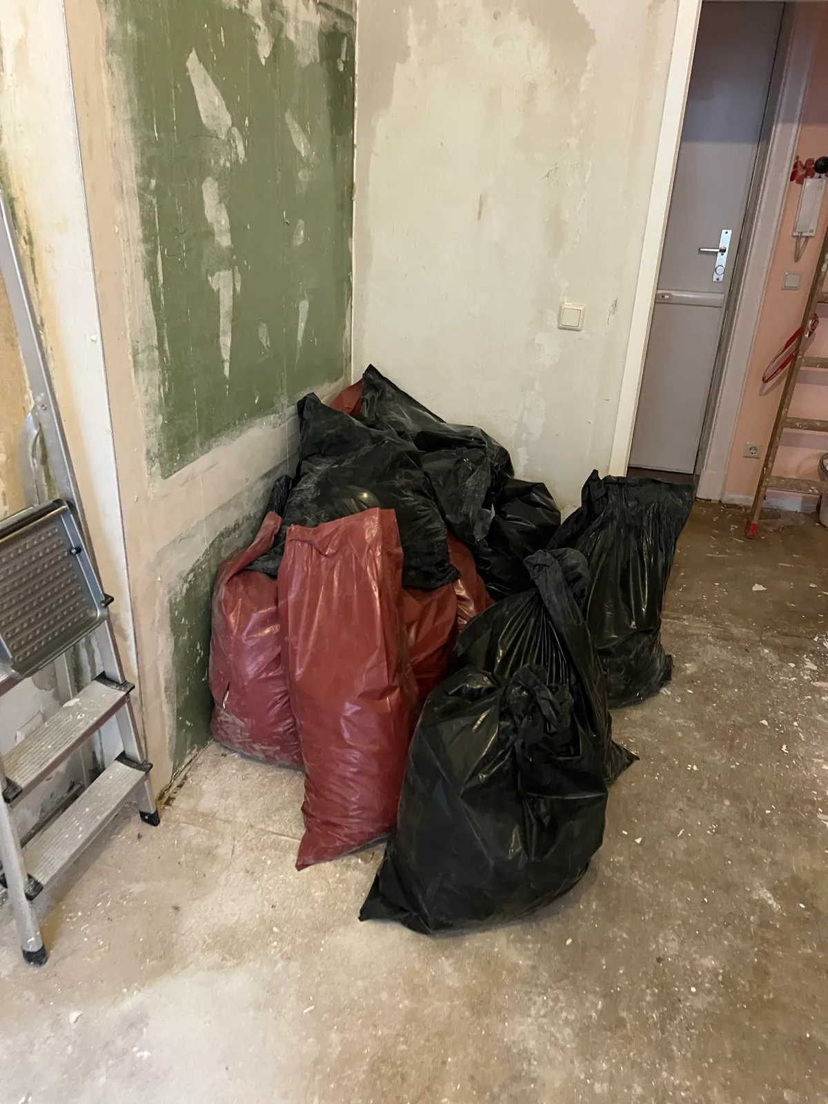 Schutt in Säcken, nach Material getrennt.