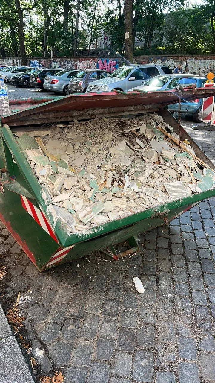 Container vor Ort — der Schutt geht direkt in die Entsorgung.
