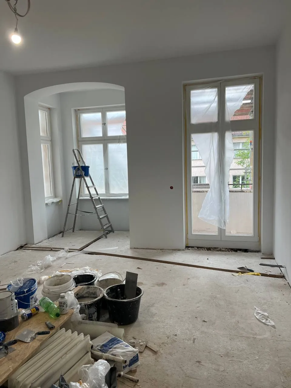 Wände und Decke gespachtelt — bereit für den Anstrich.